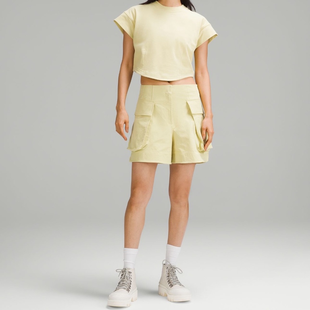 NWT Relaxed-Fit Super-High-Rise Cargo Short 4" finch yellow